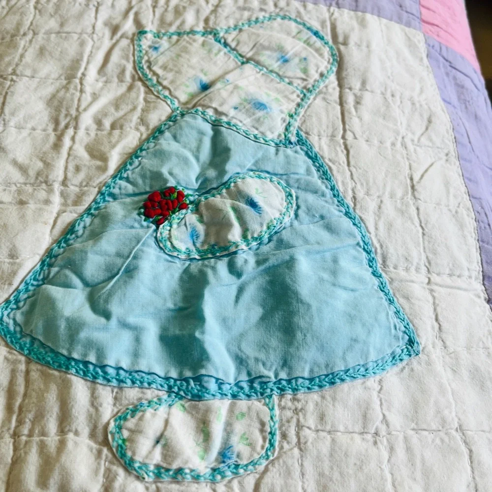 VINTAGE/ANTIQUE Handmade Quilt SUNBONNET SUE Pastel Hues Cotton Cottage Shabby